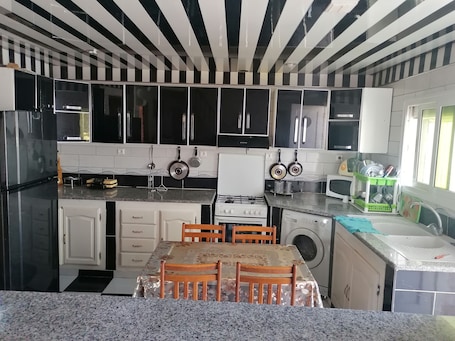 Refrigerador, horno, placa de cocina, utensilios de cocina