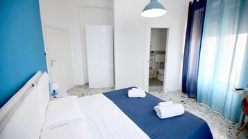 Doppia Comfort uso singolo, vista città | Biancheria da letto di alta qualità, una scrivania, insonorizzazione