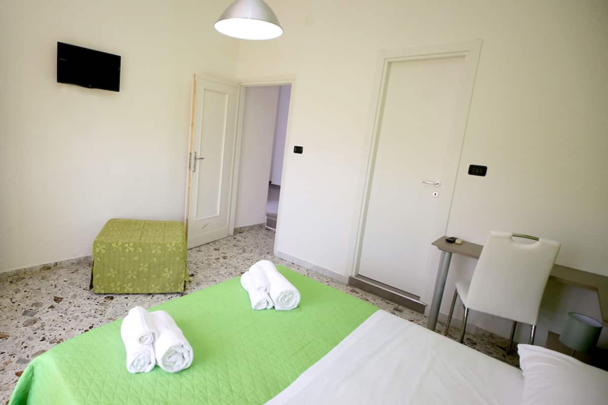 Habitación triple clásica, vista al océano | Ropa de cama de alta calidad, escritorio y insonorización