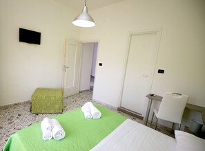 Habitación triple clásica, vista al océano | Ropa de cama de alta calidad, escritorio y insonorización 