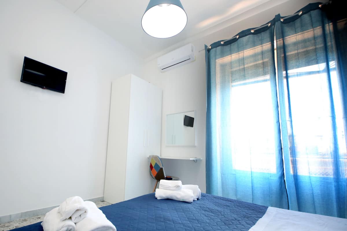 Habitación triple clásica, vista a la ciudad | Ropa de cama de alta calidad, escritorio y insonorización