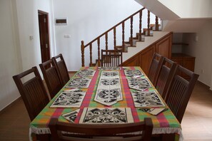 2 restaurantes; se sirve desayuno, almuerzo y cena; cocina internacional