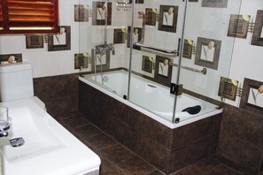 Bañera con ducha, artículos de tocador gratuitos, toallas