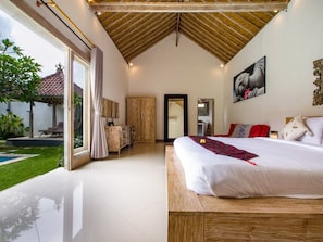 4 bedrooms, in-room safe, iron/ironing board, rollaway beds - Villa Crystal (Seminyak)