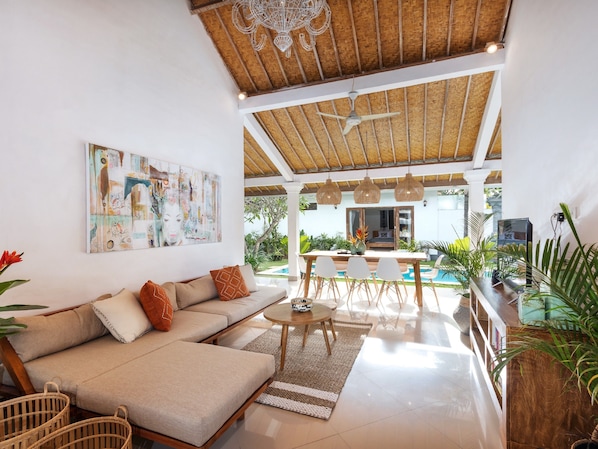 4 bedrooms, in-room safe, iron/ironing board, rollaway beds - Villa Crystal (Seminyak)