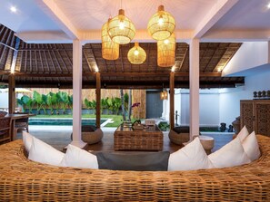 Family Villa | Oturma alanı | Uydu yayını kanalları bulunan 32 inç düz ekran televizyon 