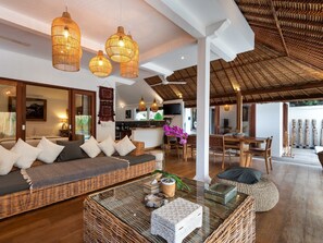 Family Villa | Oturma alanı | Uydu yayını kanalları bulunan 32 inç düz ekran televizyon 