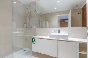 Bathroom sink - Spot Family Apartments (Porto)