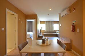 Departamento, 1 habitación (Double or Twin Bed) | Cocina privada | Refrigerador con congelador, microondas, horno y parrilla de estufa 