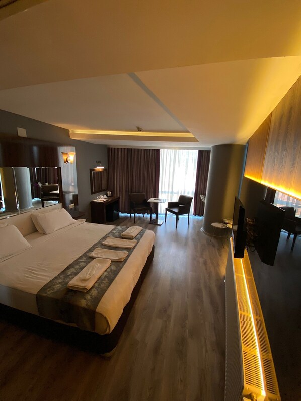 Deluxe dubbelrum | Minibar, värdeförvaringsskåp på rummet, skrivbord och ljudisolering