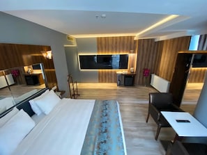 Deluxe-Doppelzimmer | Minibar, Zimmersafe, Schreibtisch, schallisolierte Zimmer