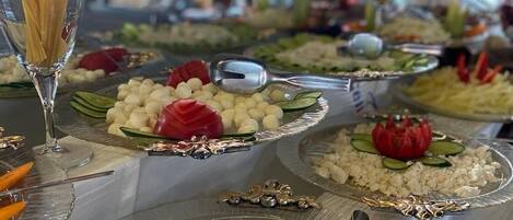 Una mesa de buffet con diversos alimentos y utensilios.