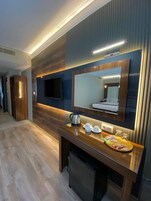 Quarto casal standard | Frigobar, cofres nos quartos, escrivaninha, quartos à prova de som