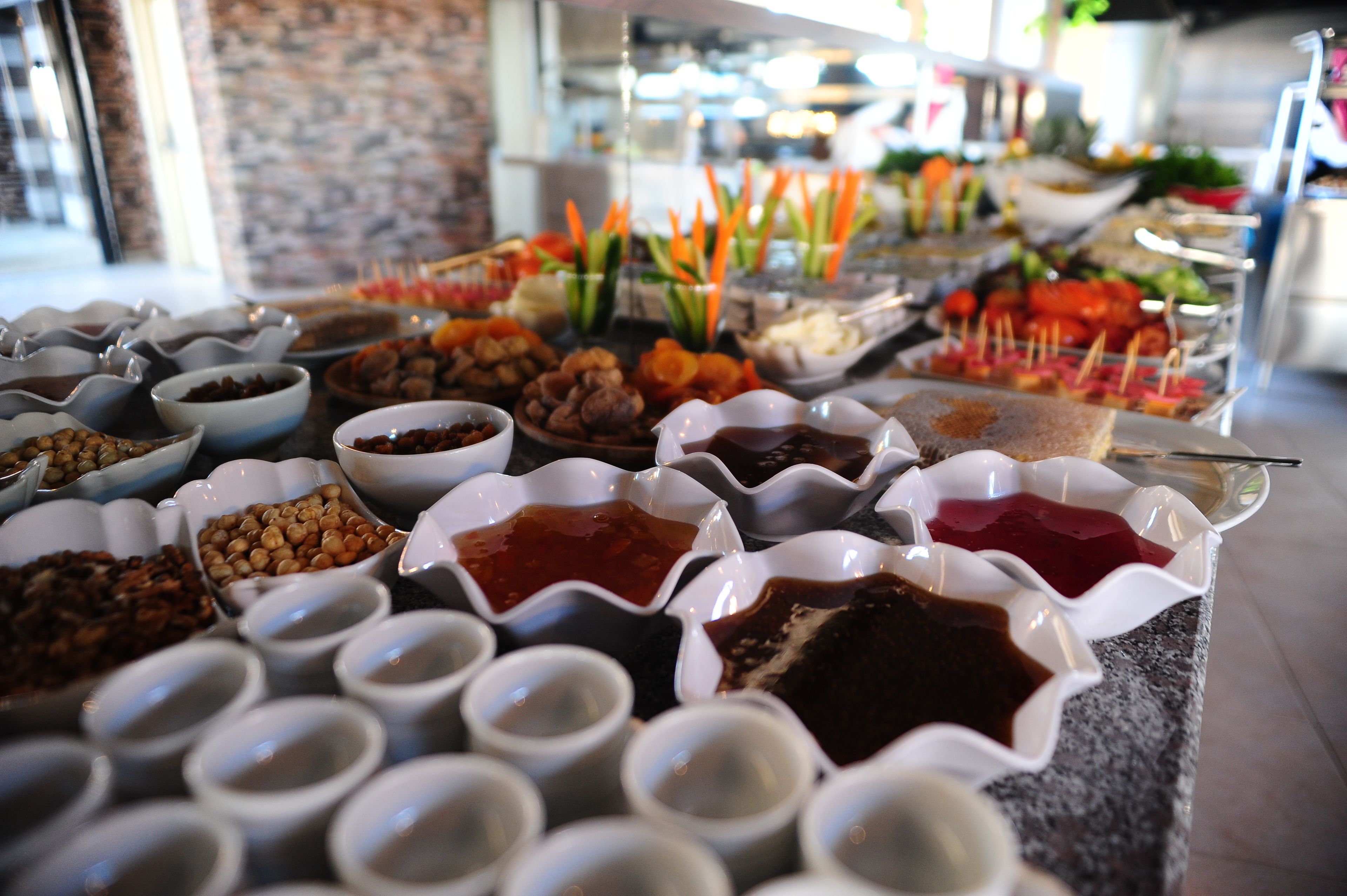Buffet com diversos pratos e acompanhamentos.