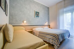 Quarto triplo, sacada | Frigobar, cofres nos quartos, berços (sobretaxa), Wi-Fi de cortesia