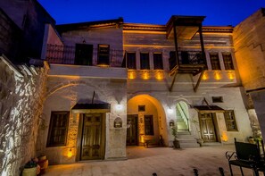 Un edificio histórico con un patio, paredes de piedra y arcos.