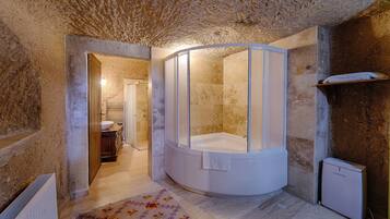 Chambre Double | Salle de bain | Articles de toilette de luxe, sèche-cheveux, peignoirs, chaussons