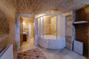 Habitación doble | Baño | Amenidades de baño de diseñador, secadora de cabello, batas, pantuflas 