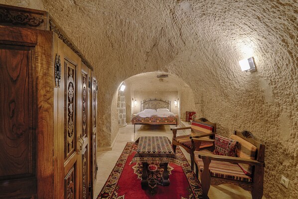 Double Room | Minibar, in-room safe, desk, iron/ironing board