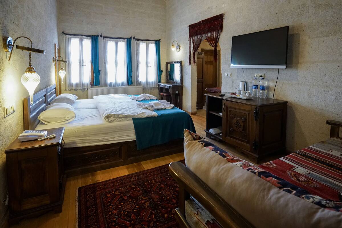 Tomannsrom – deluxe, 2 soverom, byutsikt | Minibar, safe på rommet, skrivebord og strykejern/-brett