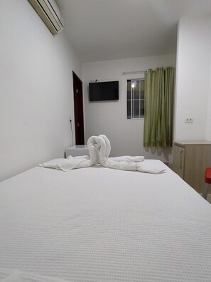 Cortinas blackout, tabla de planchar con plancha y wifi gratis 