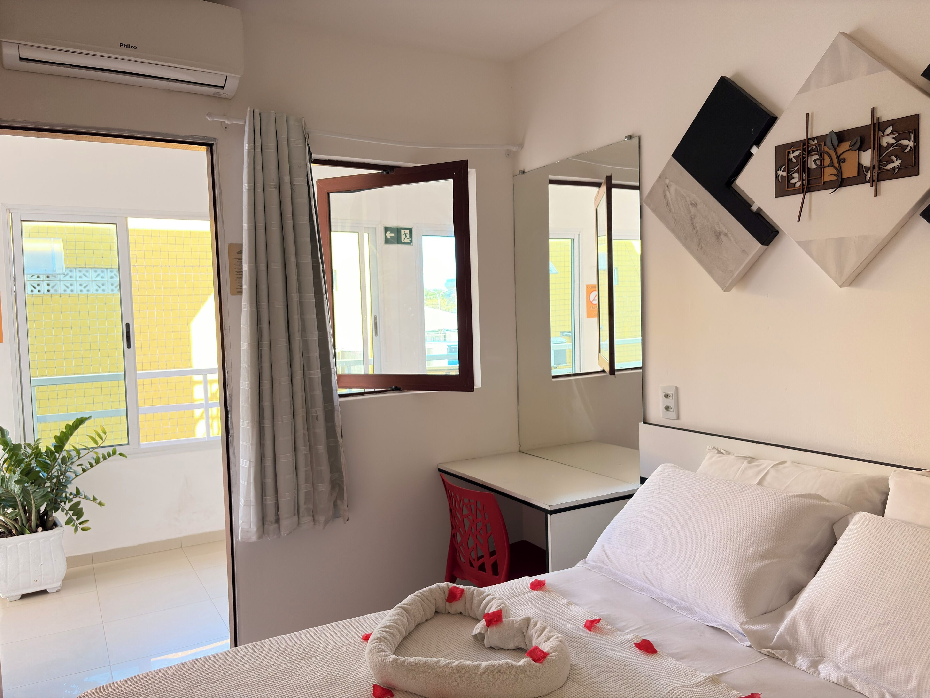 Cortinas blackout, tabla de planchar con plancha y wifi gratis 