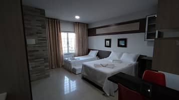 Habitación cuádruple Confort | Cortinas blackout, tabla de planchar con plancha y wifi gratis