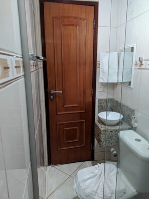 Ducha, toallas, jabón, papel higiénico