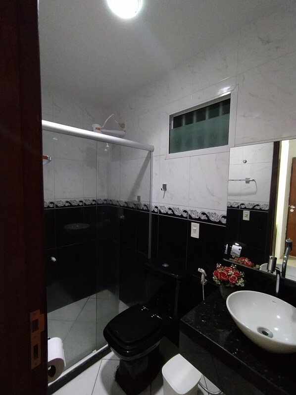 Ducha, toallas, jabón, papel higiénico