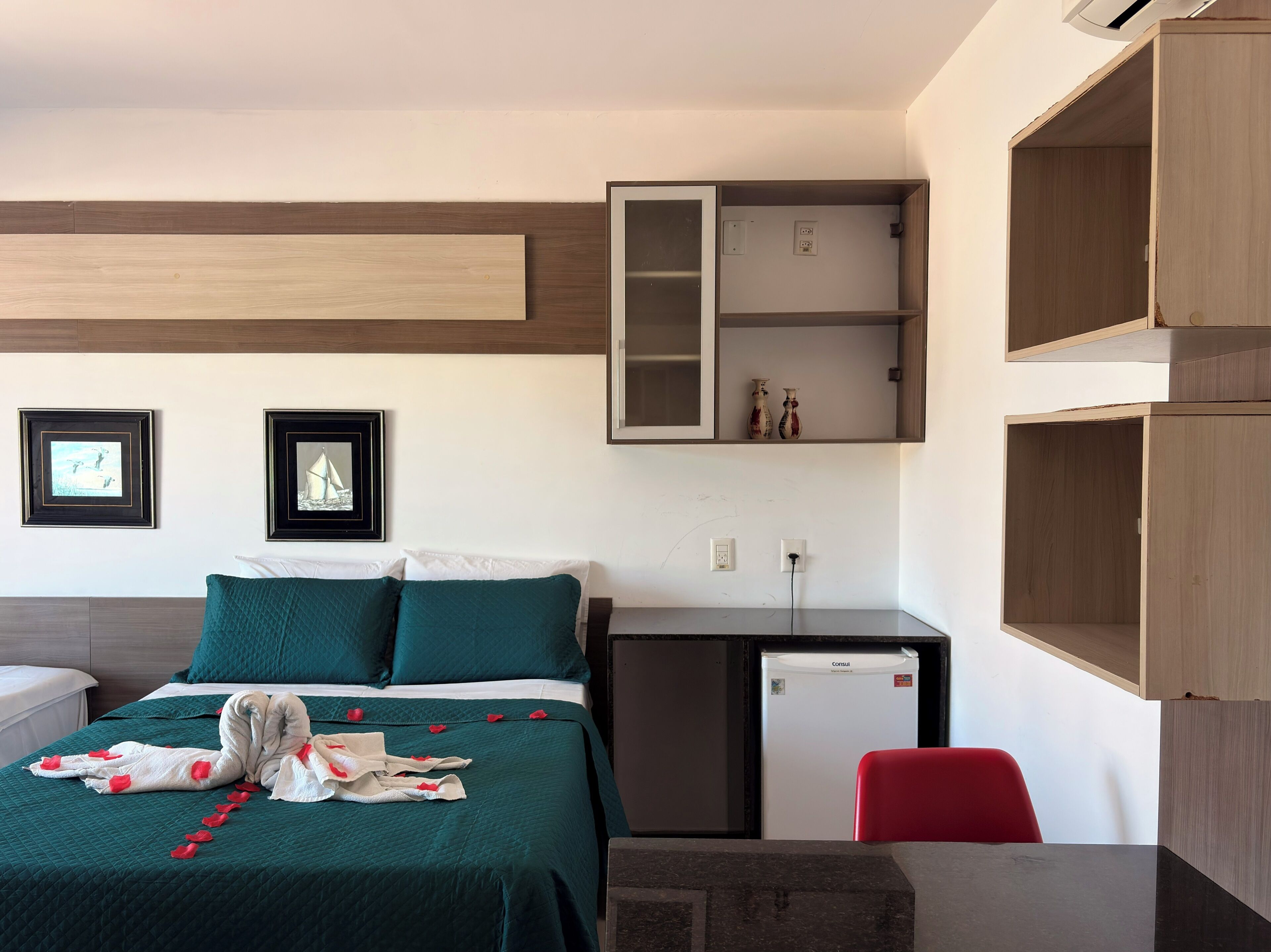 Cortinas blackout, tabla de planchar con plancha y wifi gratis 