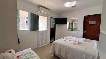Habitación triple básica | Cortinas opacas, tabla de planchar con plancha, wifi gratis