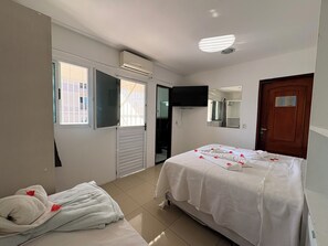 Habitación triple básica | Cortinas opacas, tabla de planchar con plancha, wifi gratis