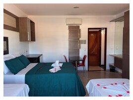 Habitación cuádruple Confort | Cortinas opacas, tabla de planchar con plancha, wifi gratis