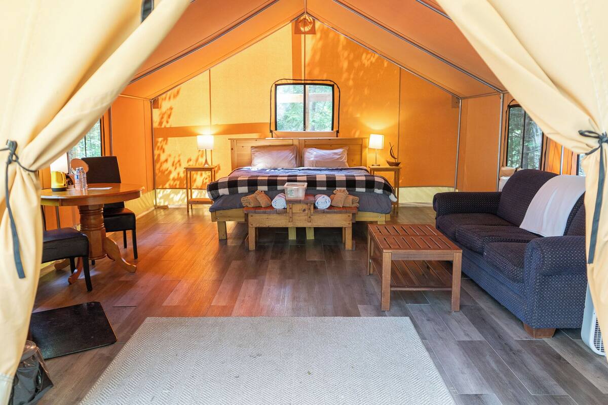 Tienda de campaña Prestigio, varias camas, vista a la colina | Ropa de cama de alta calidad, camas con pillow-top y wifi gratis 