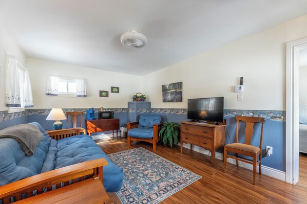 A living room with a sofa, chairs, a TV, and a patterned rug. - Dominion Hill Country Inn (Digdeguash)
