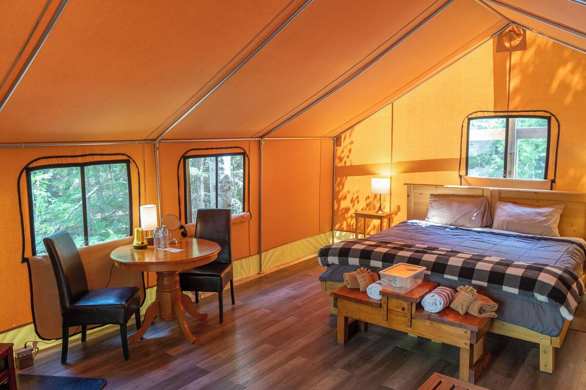 Tienda de campaña Prestigio, vista a la colina | Ropa de cama de alta calidad, camas con pillow-top y wifi gratis 