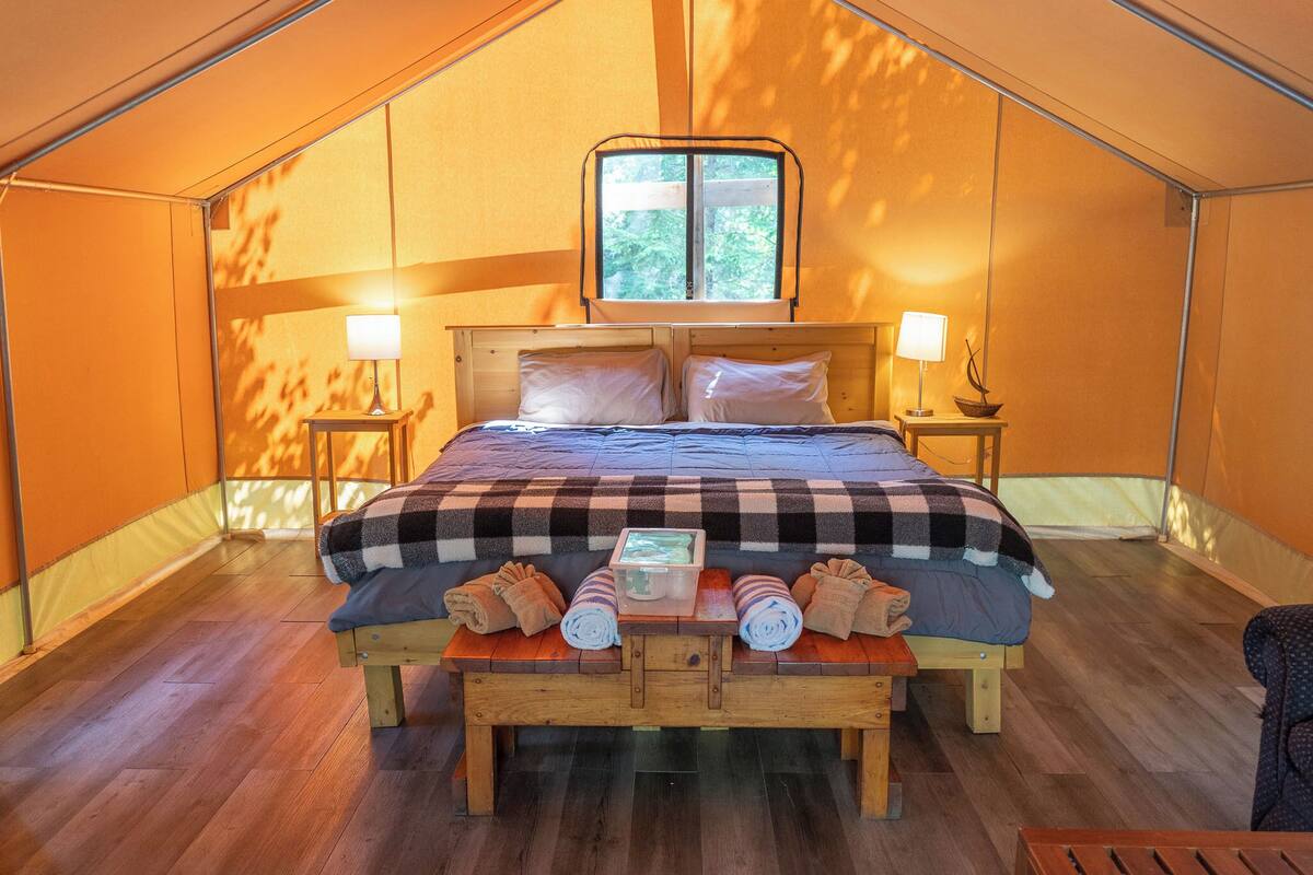 Tienda de campaña clásica, 1 cama Queen size, vista a la colina | Ropa de cama de alta calidad, camas con pillow-top y wifi gratis 