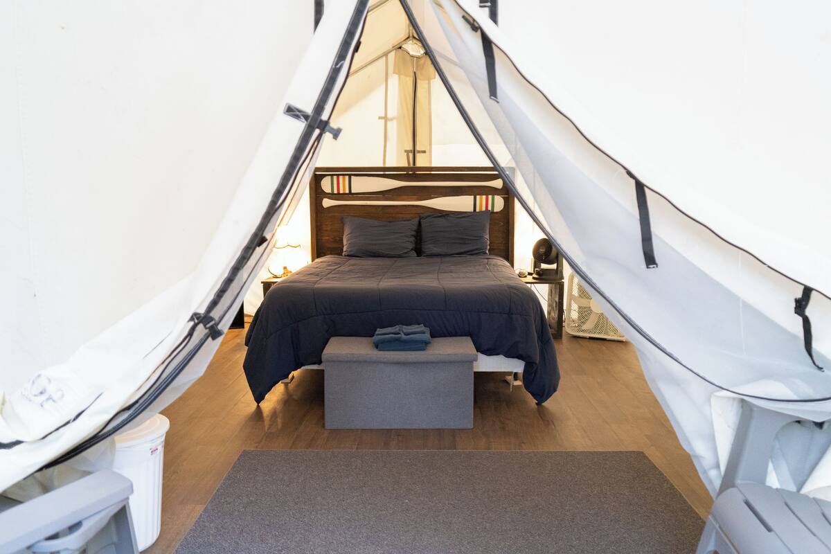 Tienda de campaña Premier | Ropa de cama de alta calidad, camas con pillow-top y wifi gratis 