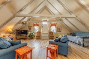 Traditional Cottage, Multiple Beds, Kitchenette | Living room | Books