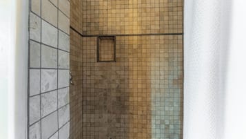 Suite Studio Premium, vue jardin | Douche de la salle de bain