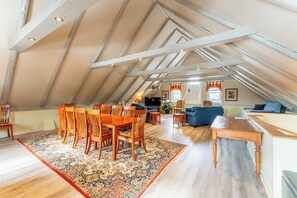 Traditional-Ferienhaus, Mehrere Betten, Kochnische | Wohnbereich | Bücher