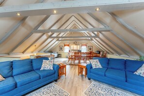 Traditional Cottage, Multiple Beds, Kitchenette | Living area | Books - Dominion Hill Country Inn (Digdeguash)