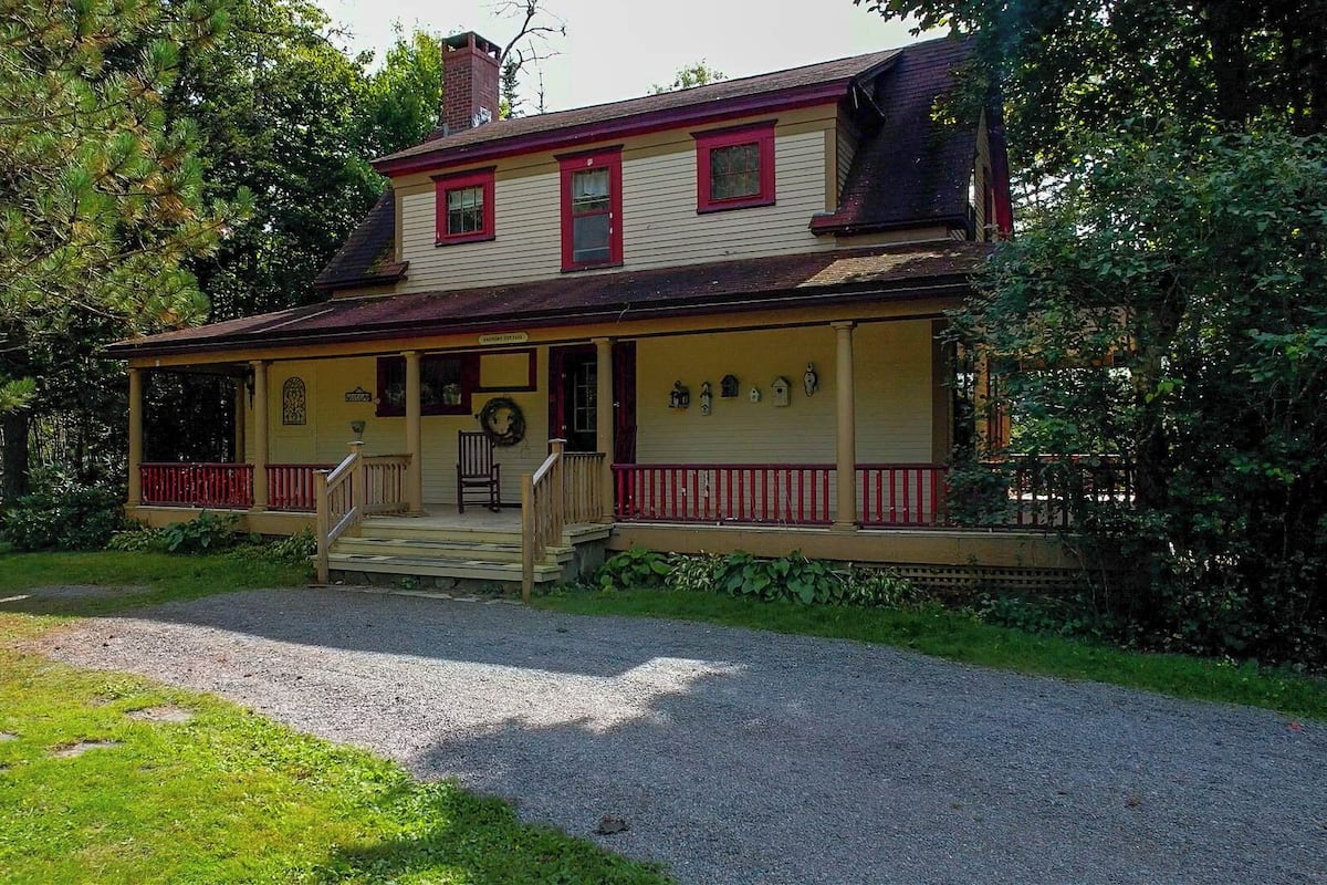 Grand Cottage, 2 Bedrooms, Fireplace, Garden Area | 1 bedroom, premium bedding, pillowtop beds, soundproofing