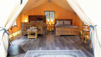 Tenda Signature, letti multipli, vista collina | Biancheria da letto di alta qualità, materassi a doppio strato