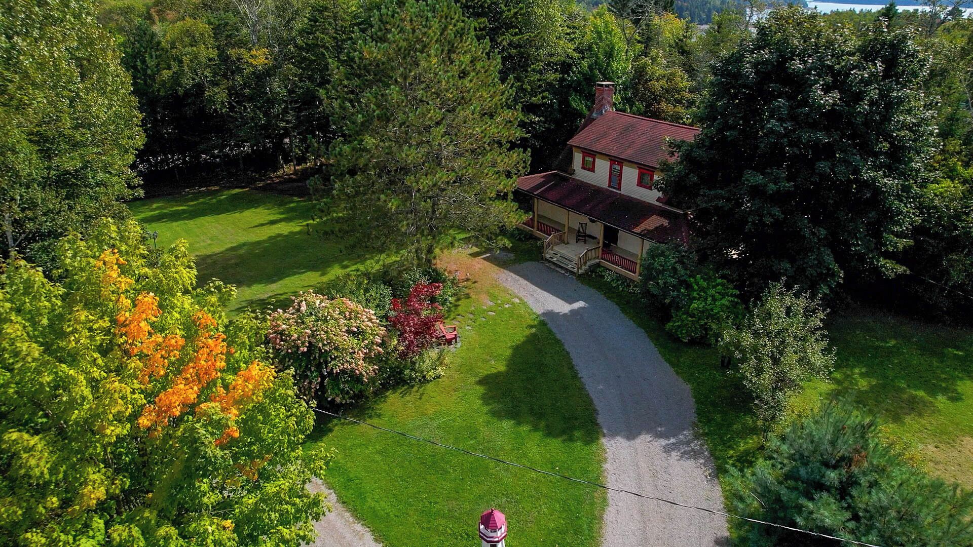 Grand Cottage, 2 Bedrooms, Fireplace, Garden Area | Premium bedding, pillow-top beds, individually furnished, free WiFi