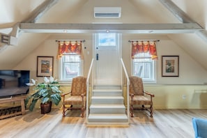 Traditional Cottage, Multiple Beds, Kitchenette | Living area | Books