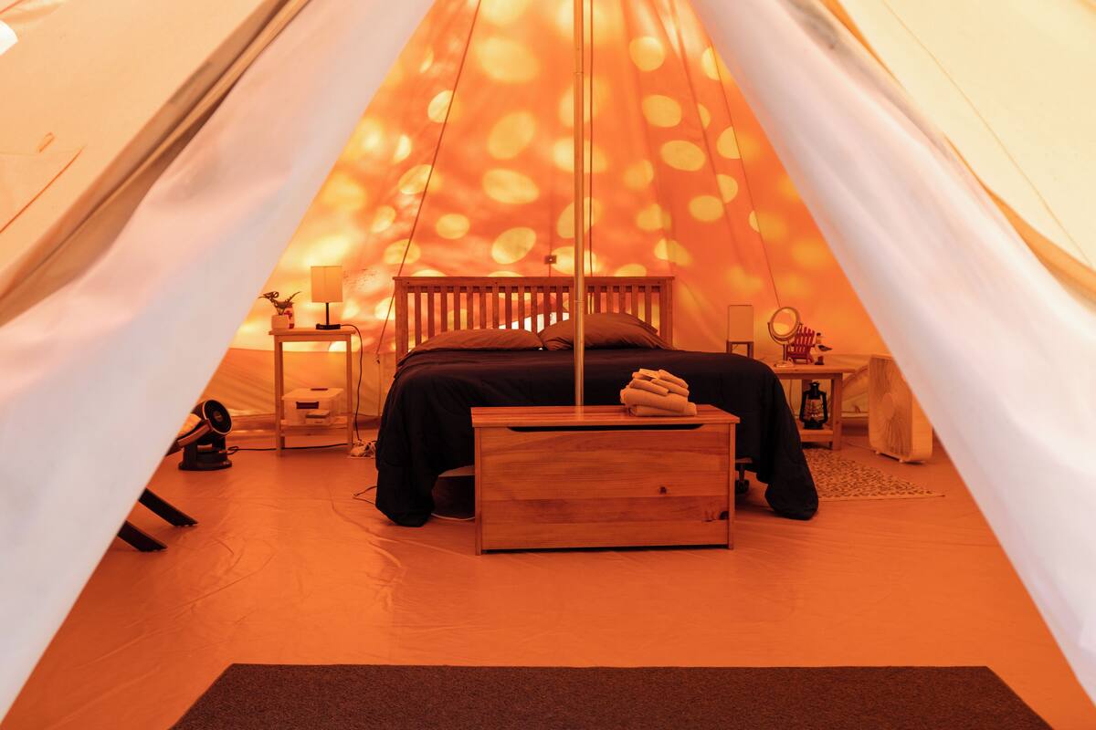 Tienda de campaña clásica, 1 cama Queen size, vista a la colina | Ropa de cama de alta calidad, camas con pillow-top y wifi gratis 