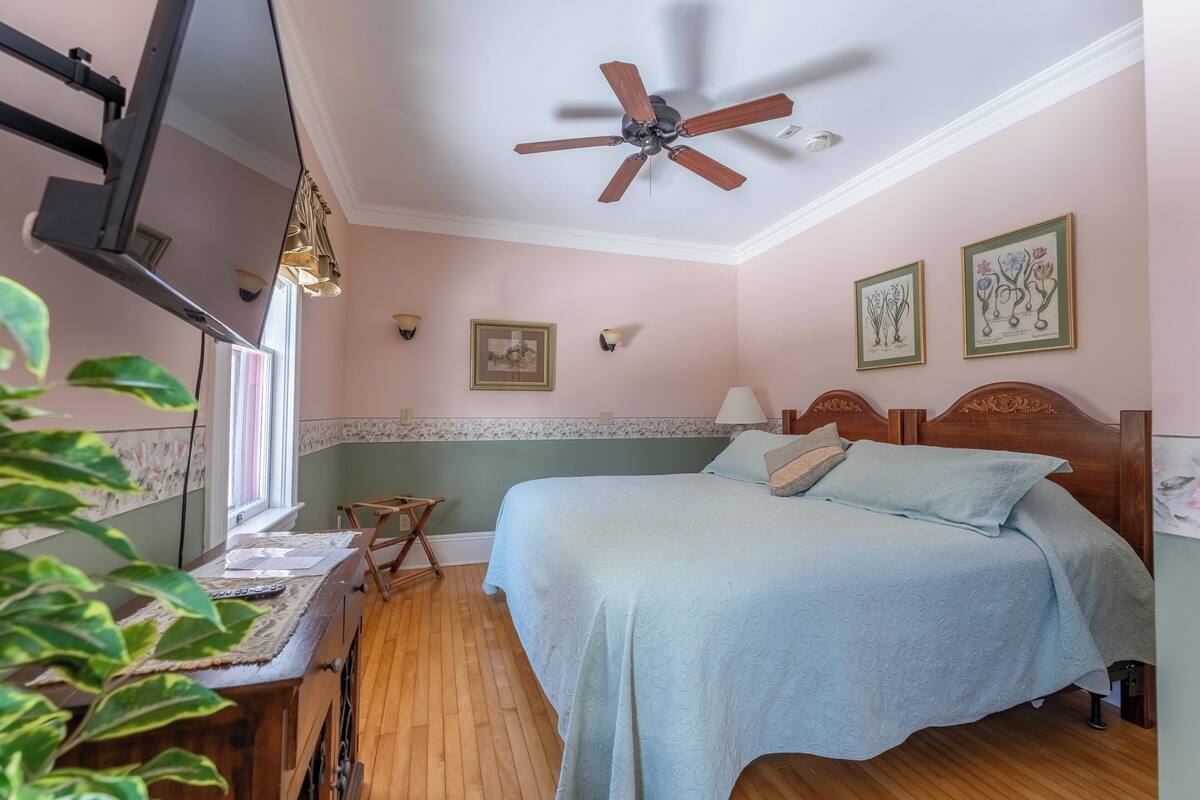 Habitación superior, 1 cama King size, vista al jardín | Ropa de cama de alta calidad, camas con pillow-top y wifi gratis 