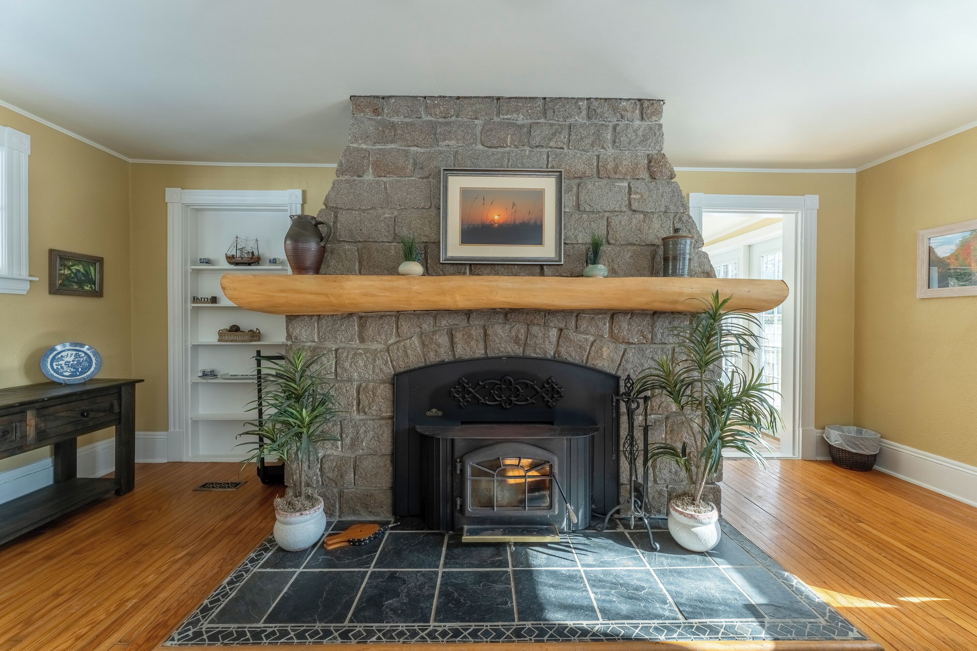 Grand Cottage, 2 Bedrooms, Fireplace, Garden Area | Living area