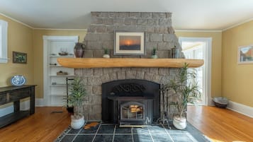 Grand Cottage, 2 Bedrooms, Fireplace, Garden Area | Living area